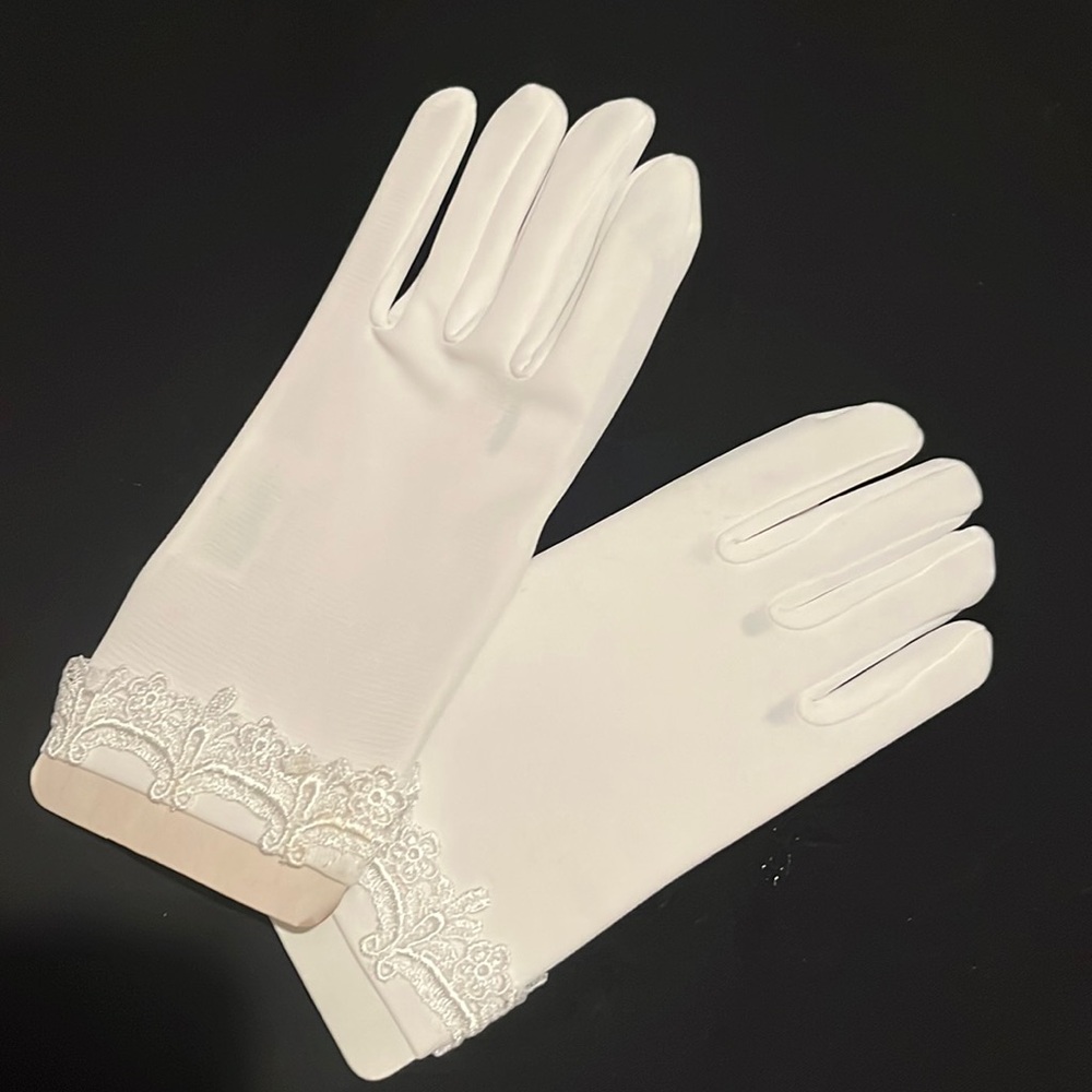 White GLOVES: first communion. white with a lace trim:NWT